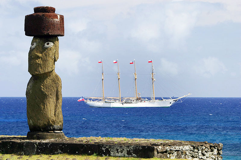 File:Moai and Esmeralda.jpg
